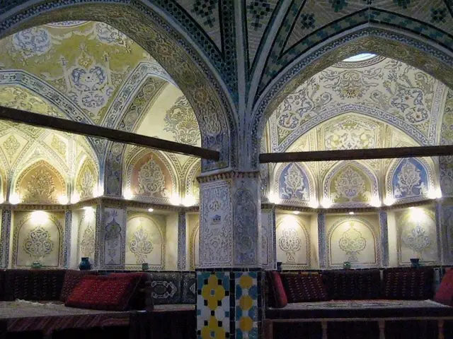 Çinili kubbesiyle hamam içi — Eyüpsultan, Masaj Salonun